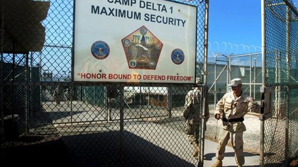 Un guardia abre una reja dentro del campamento Delta 4, en la cárcel estadounidense de Guantanamo (Cuba). EFE/Archivo