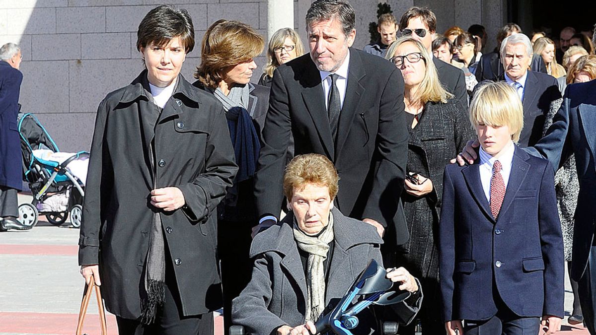 Emilio Aragón y su familia tras el entierro de Miliki