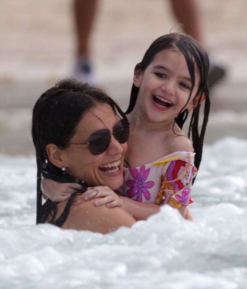 Suri Cruise y Katie Holmes se bañan vestidas