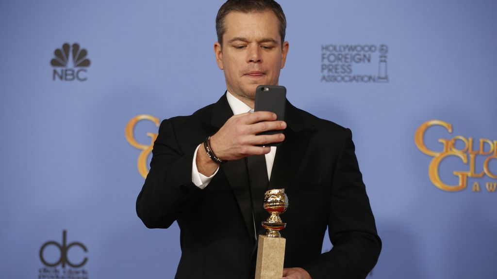 Matt Damon fotografiando el premio