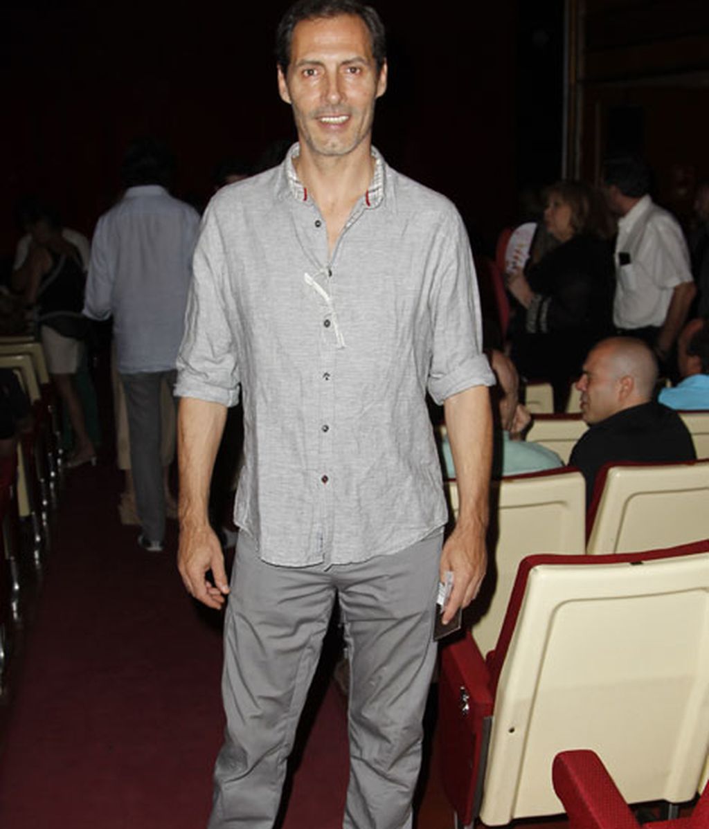 El actor Manuel Bandera acudió vestido de gris