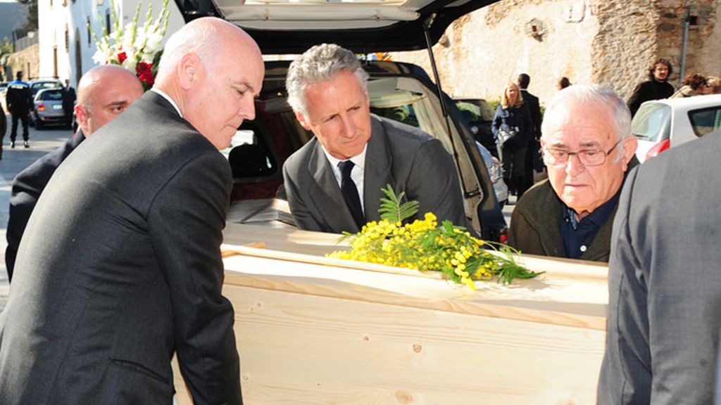 Los compañeros de profesión arropan a Mercedes Milá en el entiero de su padre