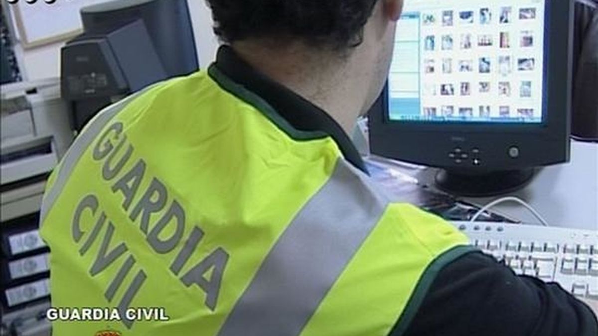 El Equipo de Delitos Tecnológicos (EDITE) de la Guardia Civil de Sevilla ha detenido a J.T.M, vecino de Marbella (Málaga) de 60 años, por un delito de acoso sexual contra más de 200 menores través de internet. EFE/Archivo