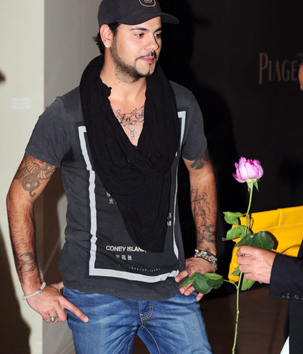 Eduardo Cruz optó por un estilo casual en vaqueros y camiseta