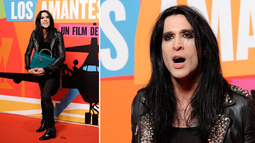 Mario Vaquerizo, con ‘chupa’ de cuero, tachas y maletín