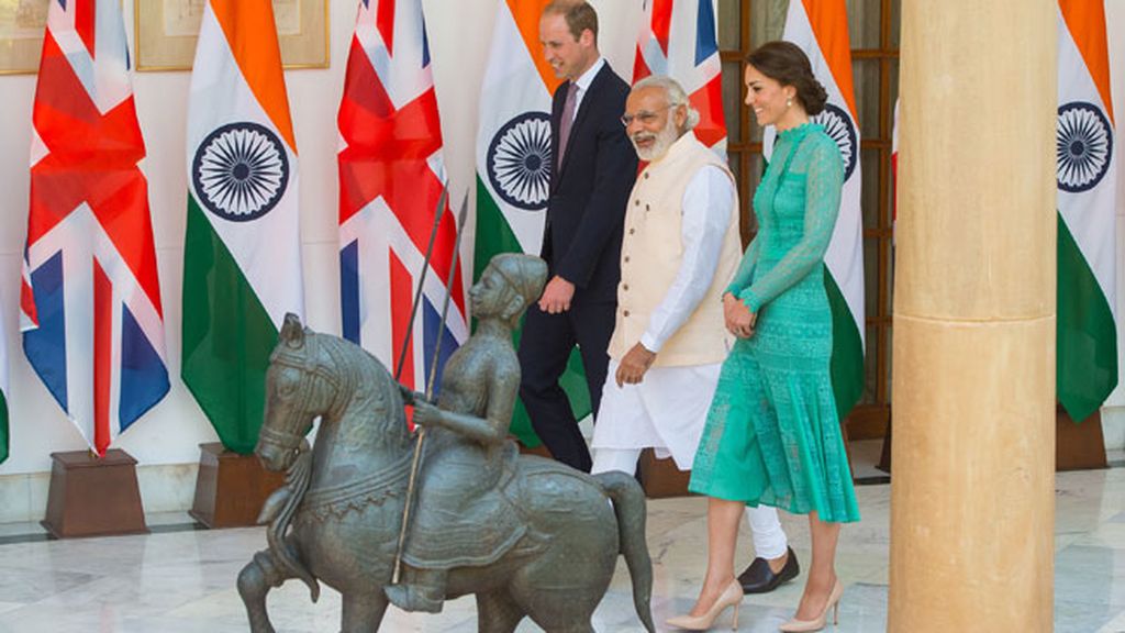 Los monarcas junto al Primer Ministro indio