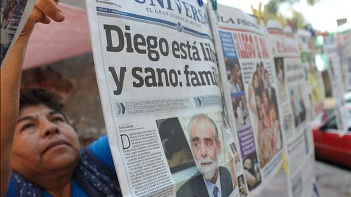 Una mujer exhibe para la venta varios ejemplares de periódicos en los que se sostiene que el político mexicano Diego Fernandez de Cevallos ha sido liberado por sus captores tras 196 días de secuestro y se encuentra "sano y salvo". EFE