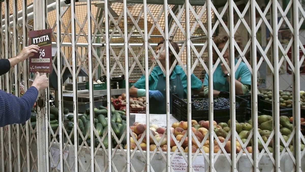 Un puesto de un mercado en Pamplona cierra al paso de los piquetes