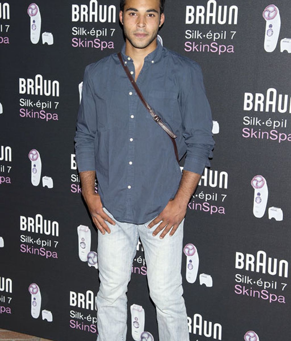 El actor Nasser Hassad en vaqueros y camisa azul