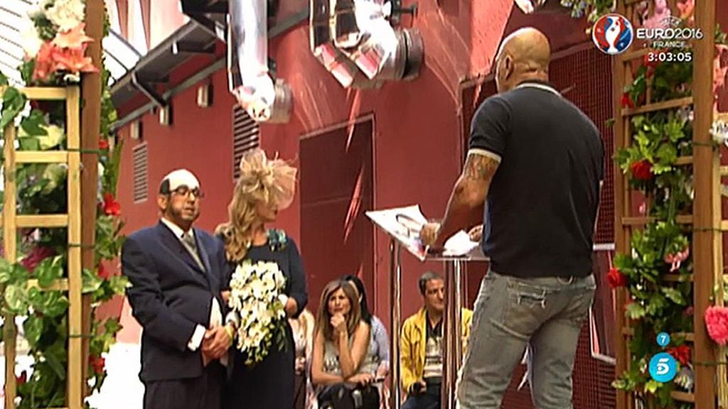 Hernández y Carlota 'contraen matrimonio' como si del DJ y su novia se tratara