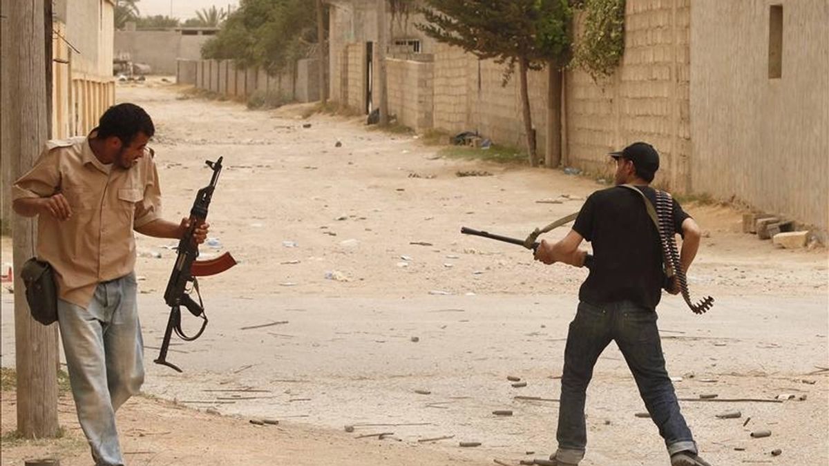 Un rebelde libio dispara con una metralleta durante un enfrentamiento contra fuerzas gadafistas en Misrata (Libia) hoy. EFE