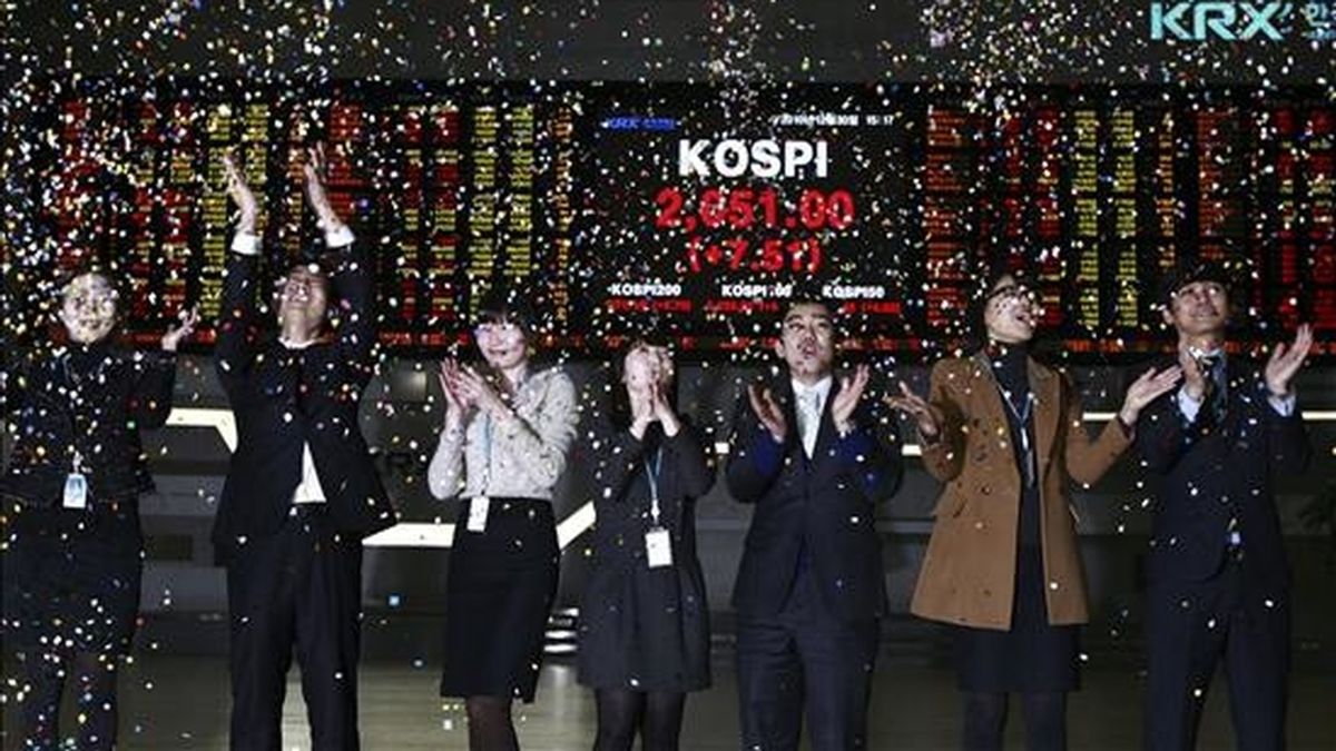 Empleados de la Bolsa de Comercio de Corea celebran el cierre del año 2010 en Seúl. EFE/Archivo
