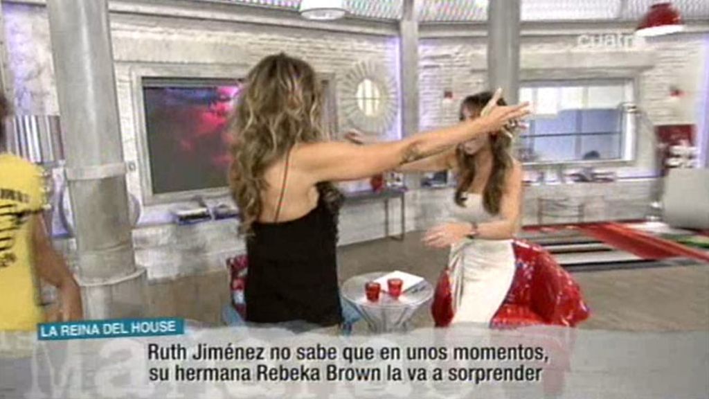 Ruth, sorprendida por su hermana, la cantante Rebeka Brown