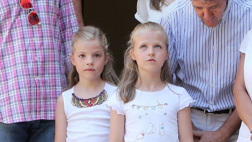 La modernización definitiva de la Casa Real: ¡Felipe y Letizia, con gafas de espejo!