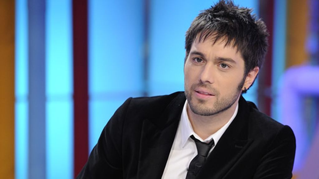 Dani, guapísimo con traje y corbata