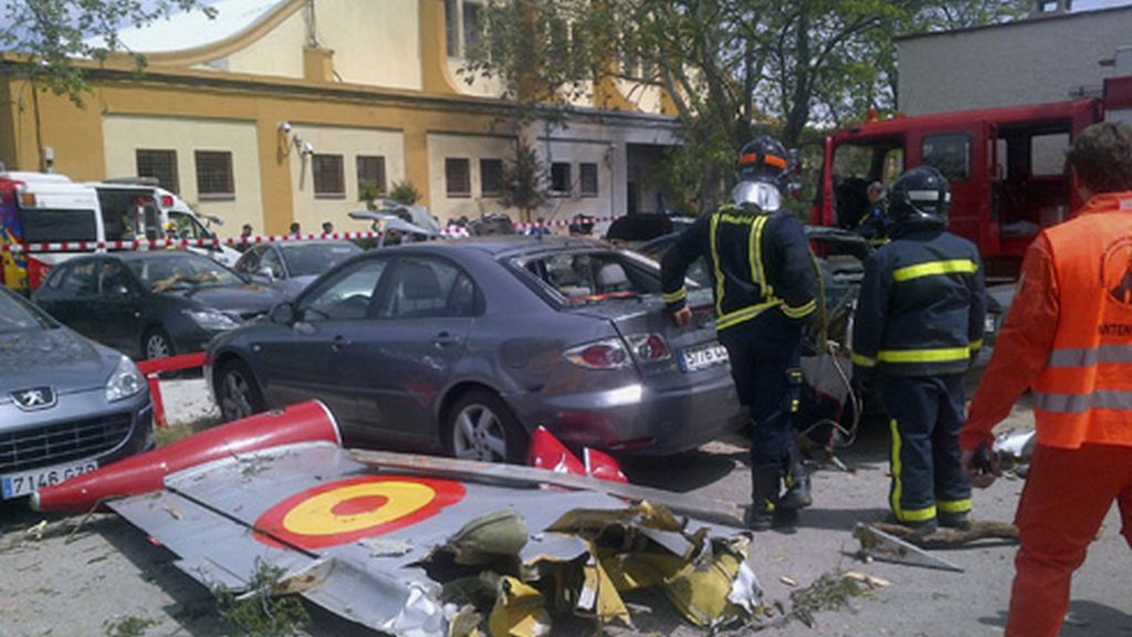 Bomberos en la zona donde se ha precipitado la avioneta