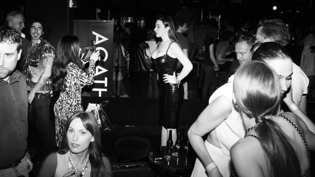 El ambiente de la zona vip, con Alaska haciéndome la competencia