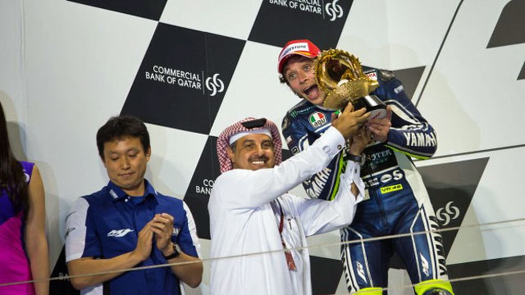 Valentino Rossi celebra en el podio su segundo puesto