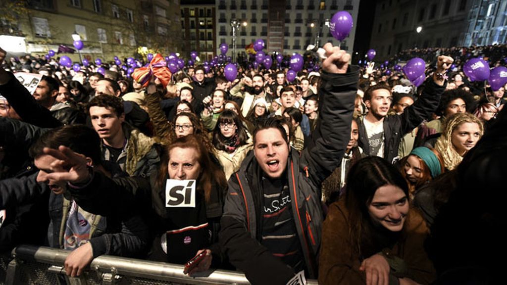 Simpatizantes de Podemos celebran los resultados