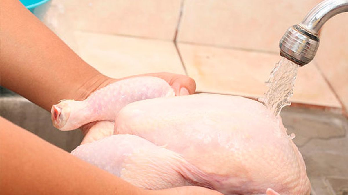 Lavar el pollo en crudo aumenta el riesgo de intoxicación alimentaria