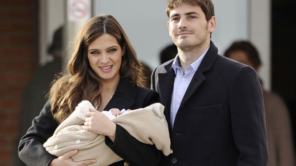 El pequeño iba envuelto en una toquilla beige