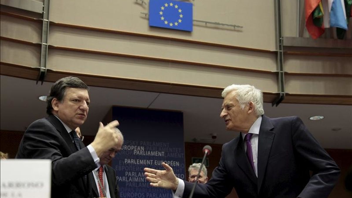 El presidente de la Comisión Europea, el portugués José Manuel Durao Barroso (izda), y de la Eurocámara, el polaco Jerzy Buzek, durante la conferencia de presidentes del Parlamento Europeo celebrada en Bruselas (Bélgica). EFE/Archivo