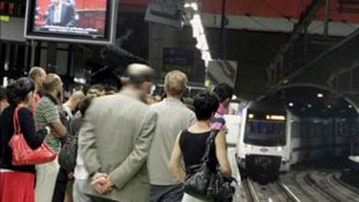 Varias personas esperan en el andén a que llegue el metro. Foto: EFE