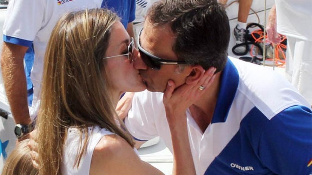 El beso del príncipe Felipe y Letizia