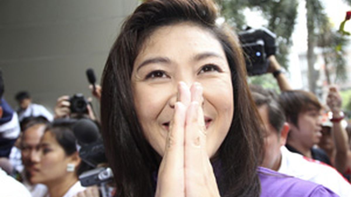 La candidata a primera ministra por el partido Pheu Thai, Yingluck Shinawatra, sonríe a su llegada a la sede de su partido en Bangkok FOTO: EFE