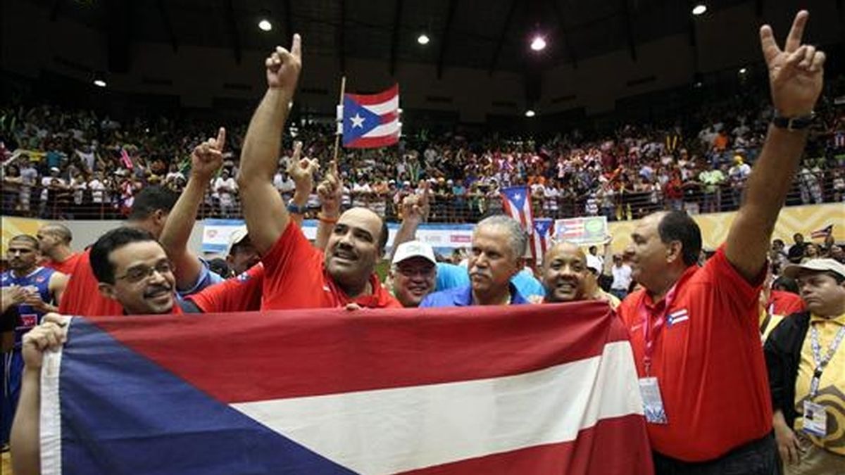 El cuerpo técnico de Puerto Rico celebra tras vencer al equipo de México en la final de baloncesto en los XXI Juegos Centroamericanos y del Caribe, en Mayagüez, (Puerto Rico). EFE