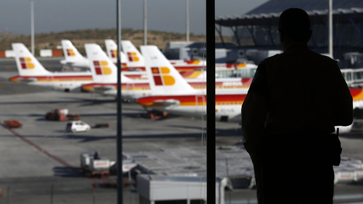 Un pasajero contempla los aviones desde la T4 del aeropuerto Adolfo Suárez de Madrid Barajas