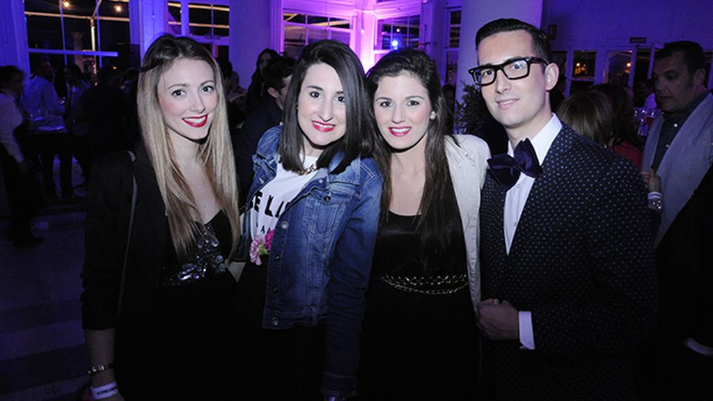 Junto a tres guapas invitadas a la fiesta: Wendy García, Paloma Ruiz y Rocío Román