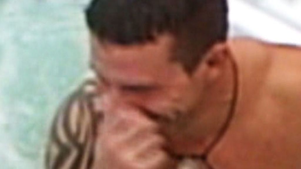 Arturo pellizca a Carol en el jacuzzi