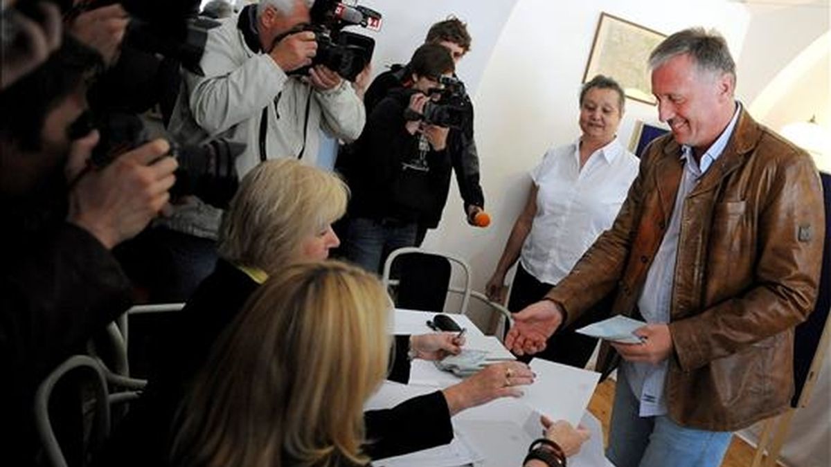 El ex primer ministro checo y presidente del Partido Cívico Democrático (ODS), Mirek Topolanek, se registra en una mesa electoral ayer antes de votar en las elecciones al Parlamento europeo. EFE