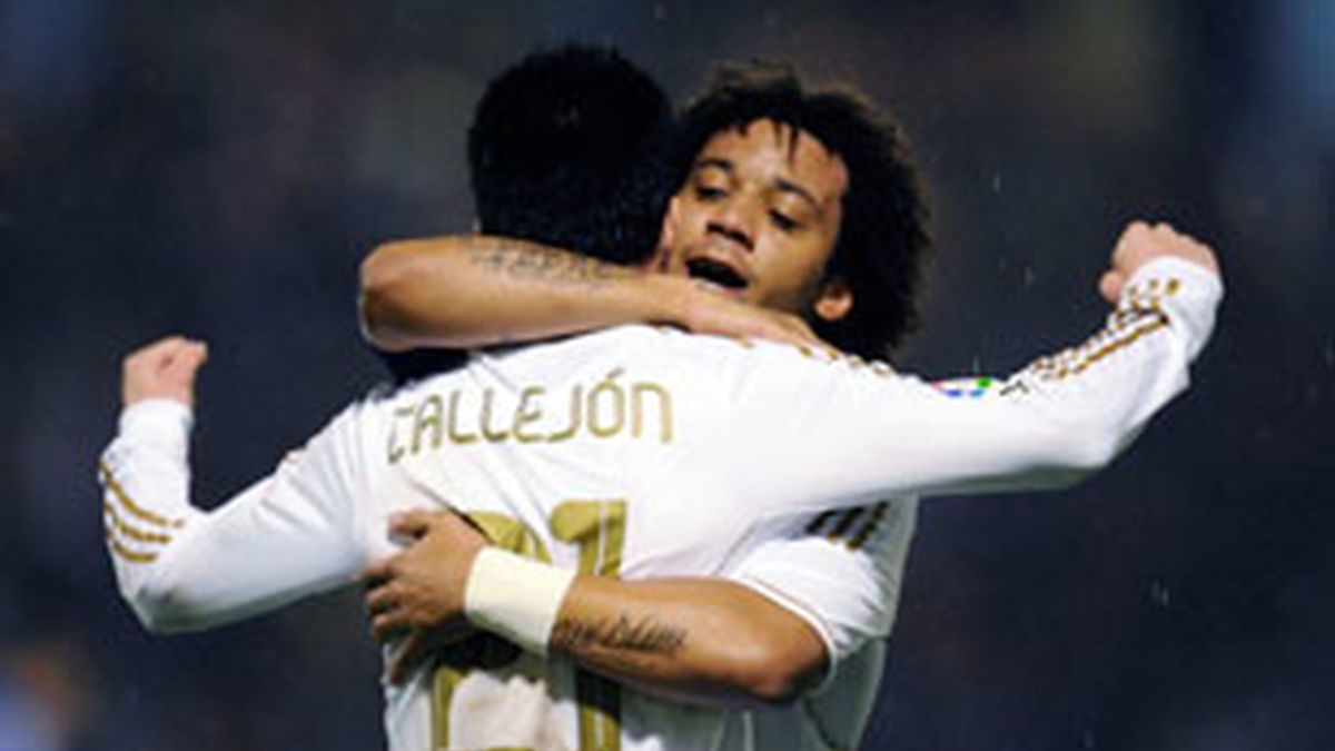 Callejón celebra con Marcelo su tanto ante la Ponferradina. Foto: Reuters.