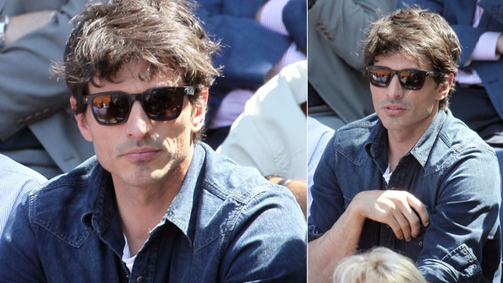 Andres Velencoso, con camisa y gafas de sol en la grada