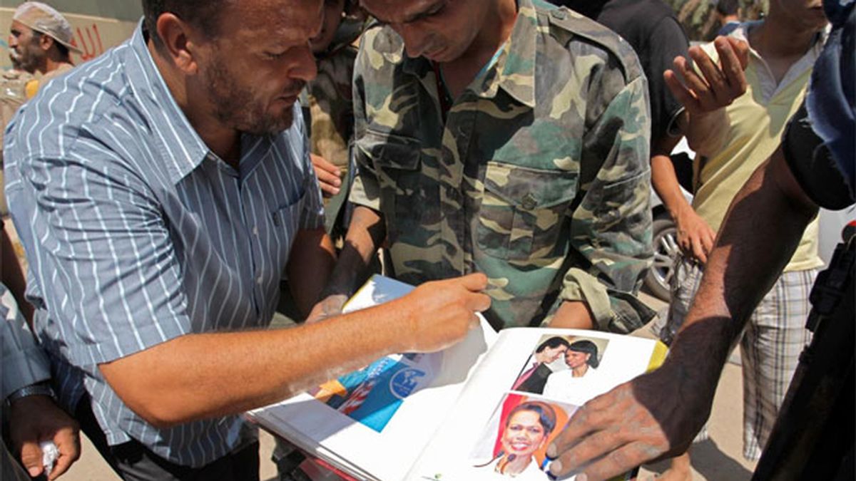 Rebeldes libios muestran un álbum de fotos del sátrapa libio.