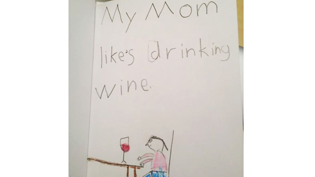 Algo habitual que hace su madre, tomar vino