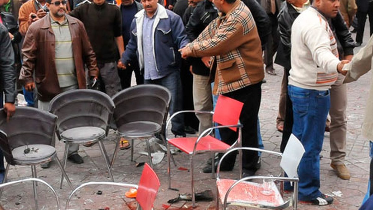 Efectivos de la policía investigan en el lugar del atentado registrado en el café Argana de la plaza Yemá el Fna de Marraquech, Marruecos, el 28 de abril de 2011.