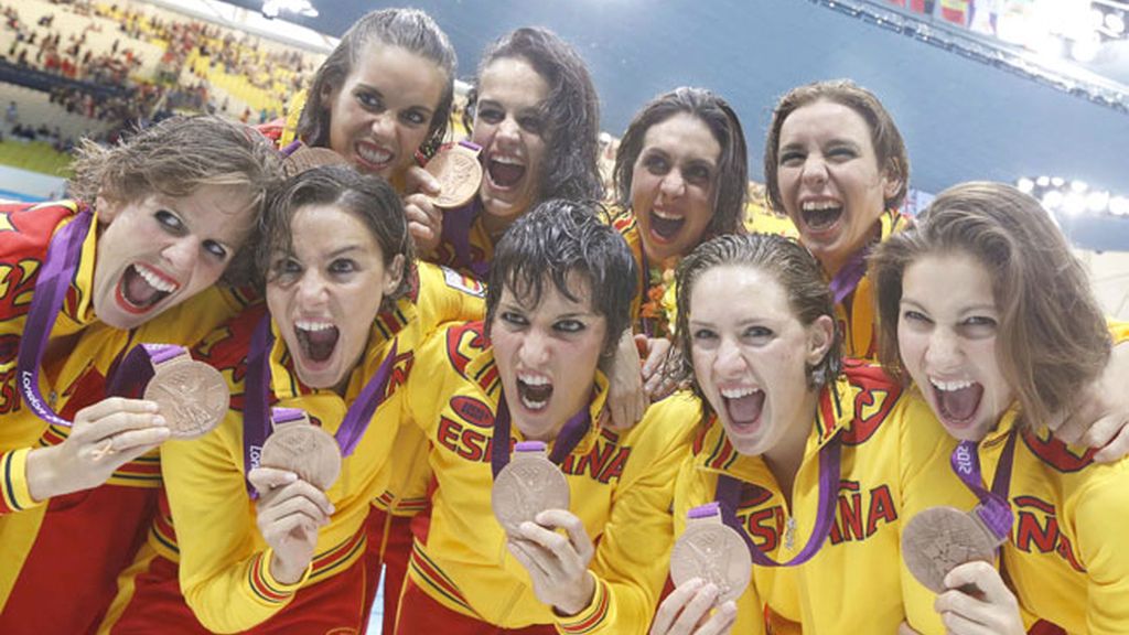 Las chicas de natación sincronizada por equipos saborean su medalla de bronce