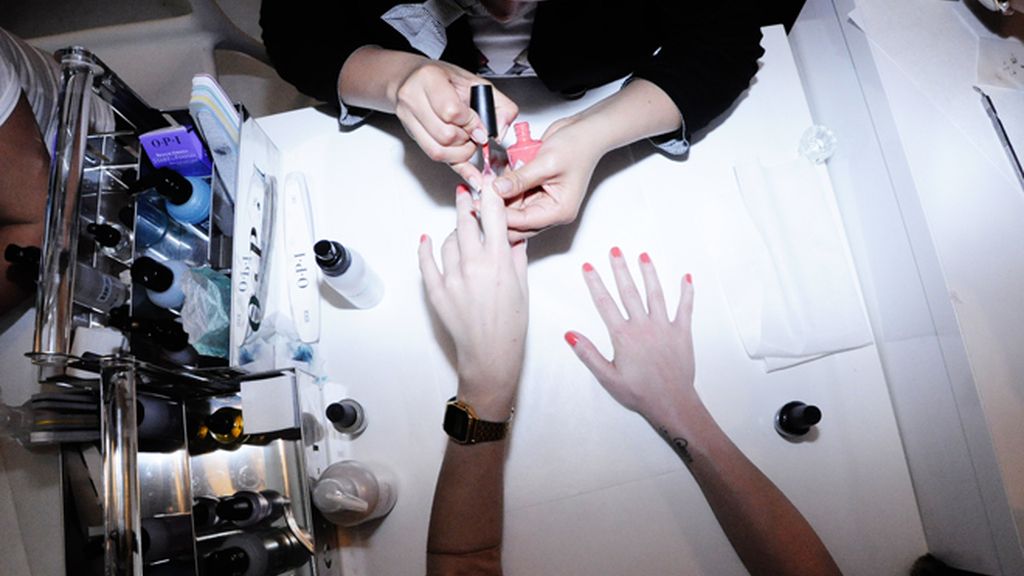 Malena Costa y Eva González, de uñas