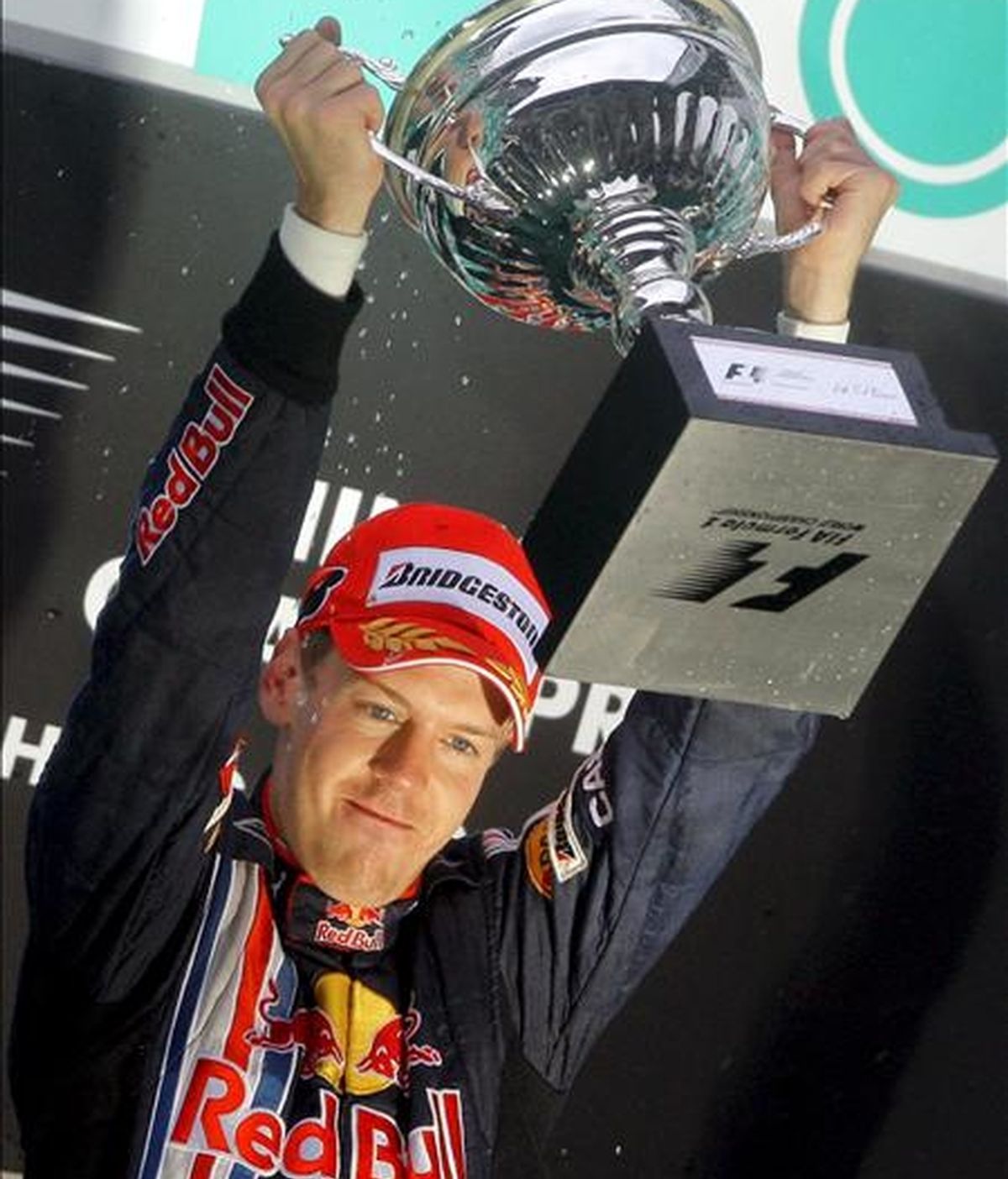 El piloto alemán de Fórmula Uno Sebastian Vettel, de Red Bull, celebra su victoria en el Gran Premio de Fórmula Uno de China, en el circuito internacional de Shanghái (China). EFE