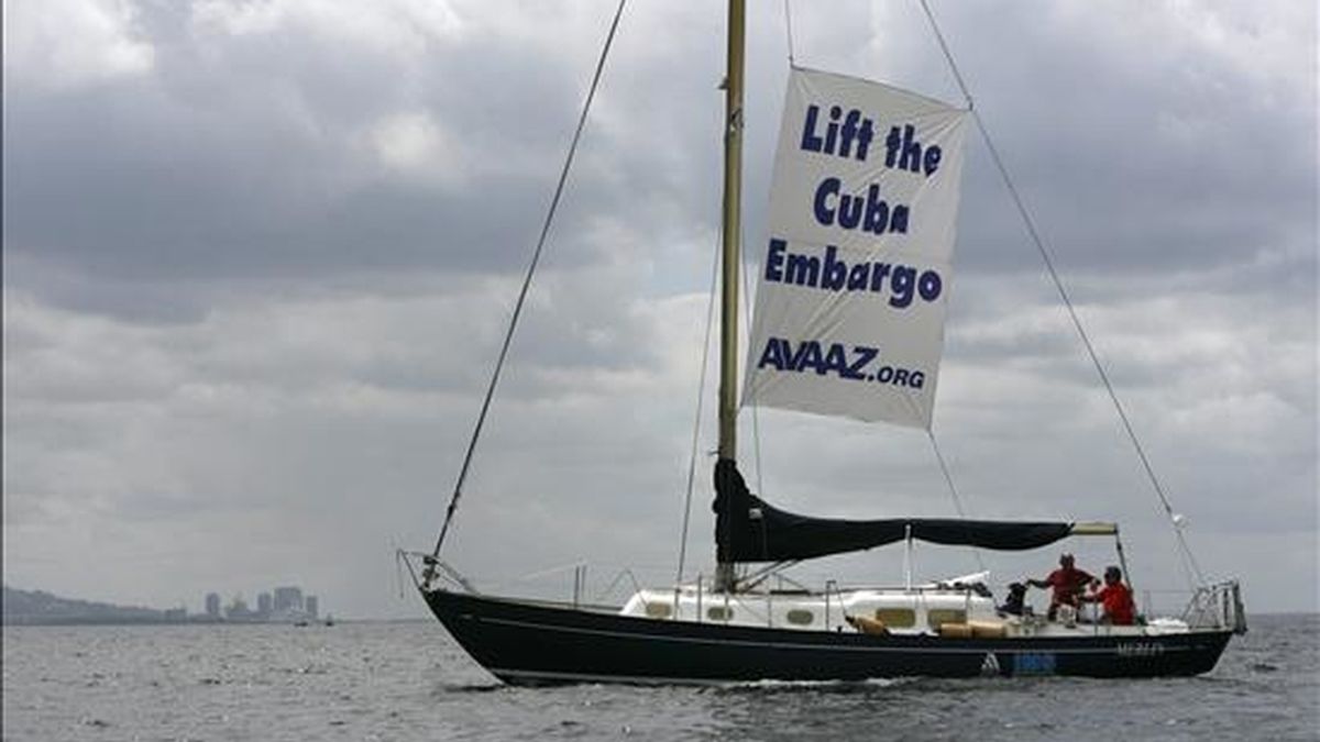 La organización de derechos humanos Avaaz, realizó una manifestación a bordo de un velero donde desplegaron un lienzo exigiendo el levantamiento del embargo a Cuba , hoy en el último día de la V Cumbre de las Américas en Puerto España (Trinidad y Tobago). EFE