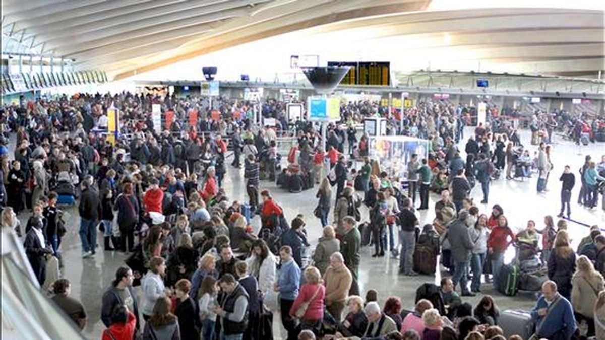 Numerosas personas, en el interior del edificio terminal del aeropuerto de Bilbao, cuyo cierre, provocado por el abandono masivo de los controladores aéreos de sus puestos de trabajo, ha afectado ya a miles de viajeros. EFE