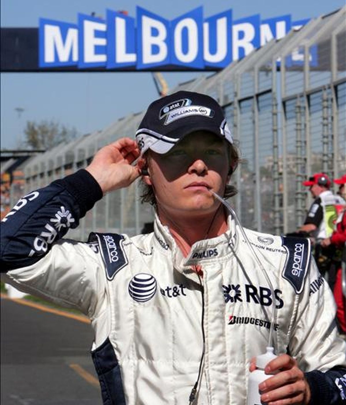 El piloto alemán Nico Rosberg de la escuderia Williams F1 antes del comienzo de la tercera ronda de entrenamientos previa a la primera prueba puntuable del Gran Premio de Australia en el circuito de Albert Park, en Melbourne, Australia. EFE