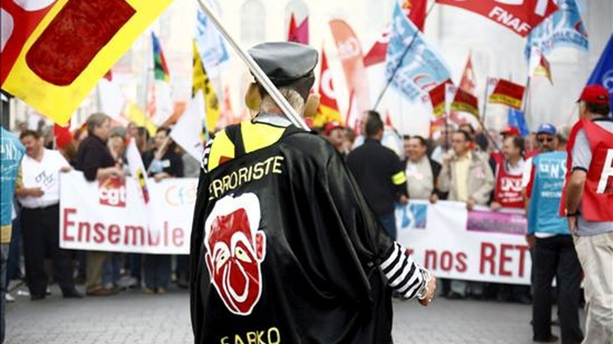 Un hombre con una caricatura del presidente francés Nicolás Sarkozy en la espalda participando en una manifestación de trabajadores en Lille (Francia) este martes. EFE