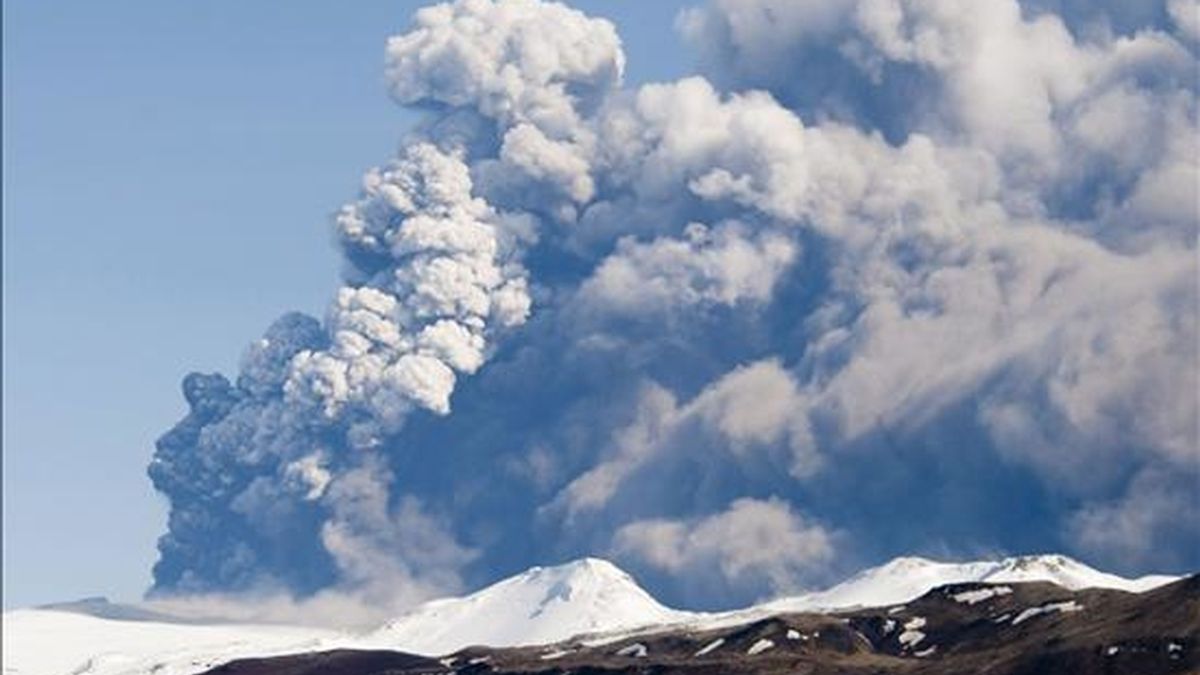 El volcán subterráneo islandés escupe una gran columna de ceniza. Vídeo: Informativos Telecinco
