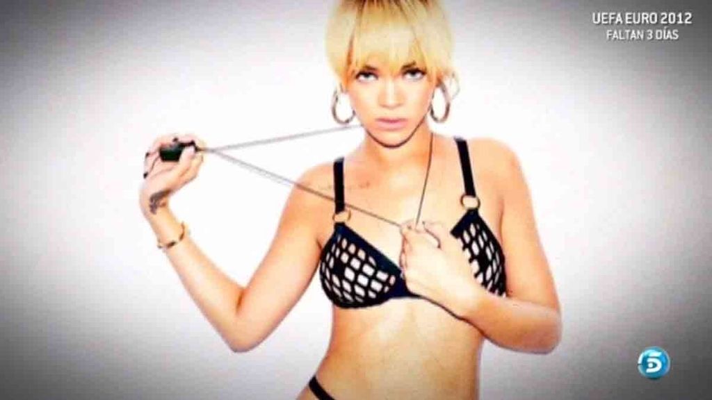 La cantante muestra su lado más sensual con un toque militar