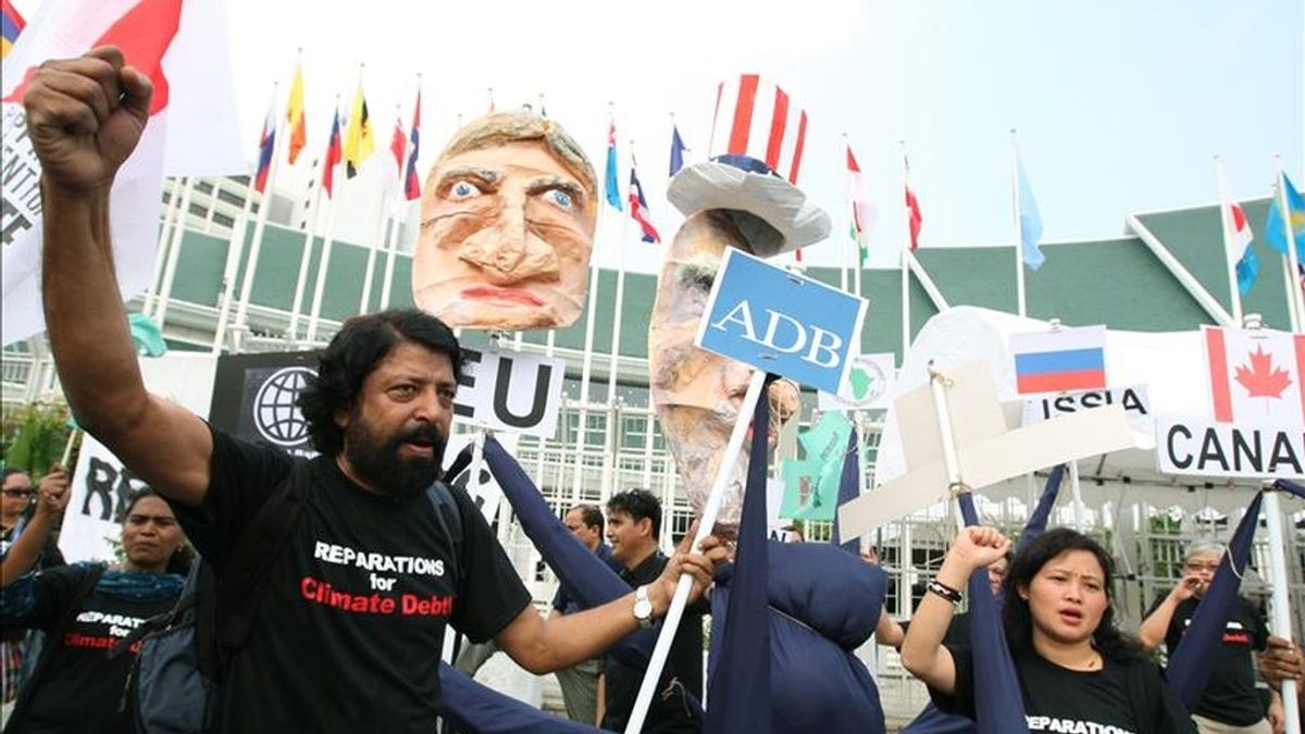 Un grupo de manifestantes protesta usando un pulpo con la cabeza del Tío Sam en frente del Centro de Conferencias de las Naciones Unidas en Bangkok, Tailandía, en el inicio de las reuniones de Secretaría de las Naciones Unidas para el Cambio Climático. EFE