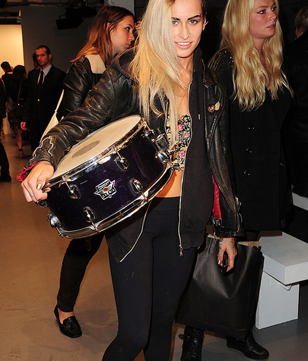 La nueva imagen de Chanel lleva perro, cresta y Dr. Martens
